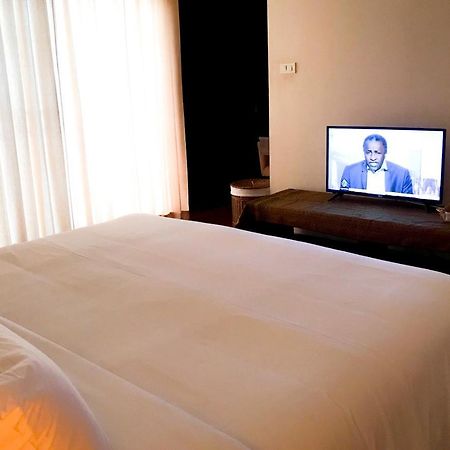 Siam Bright Suite Bangkok Buitenkant foto